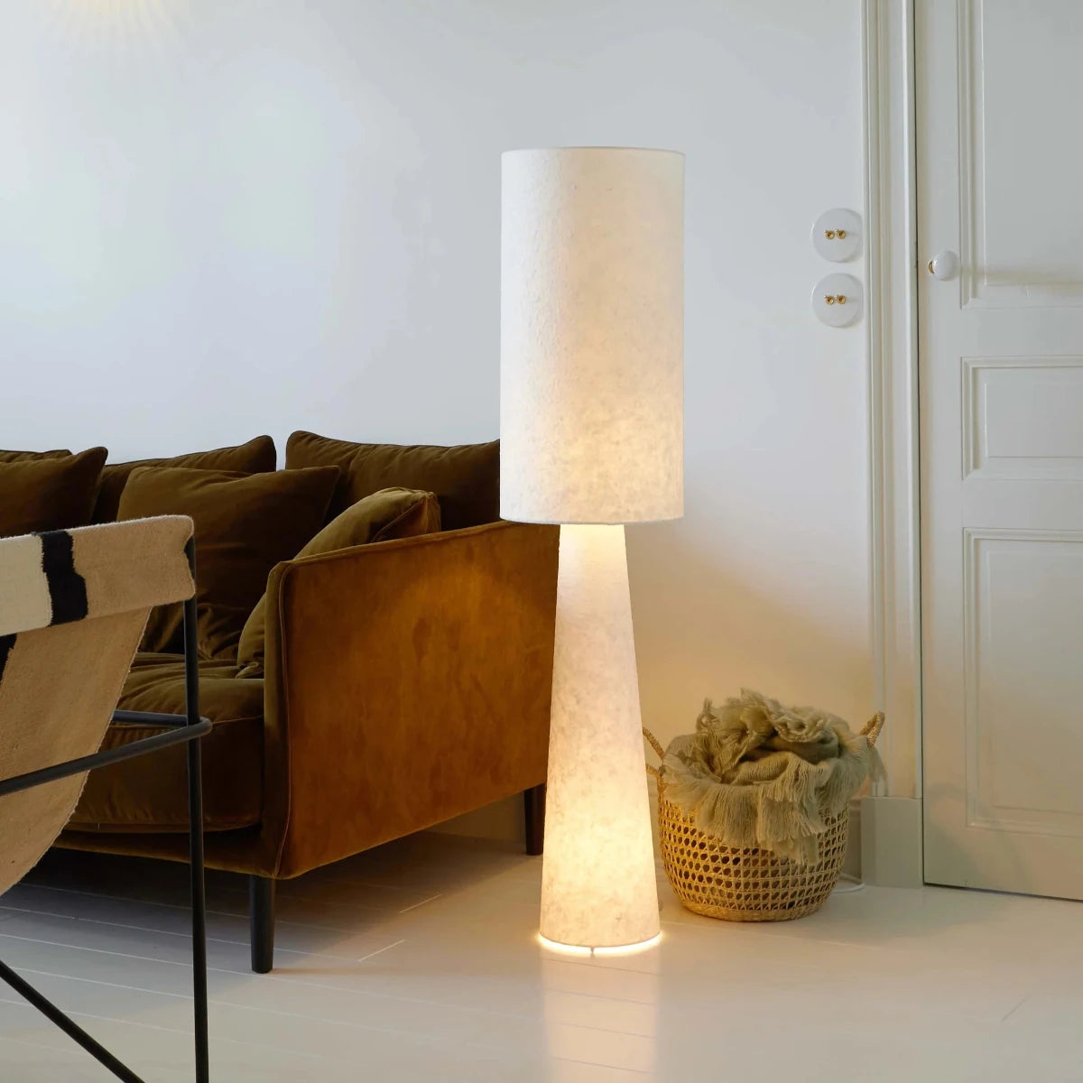 Lampadaire blanc en papier mâché