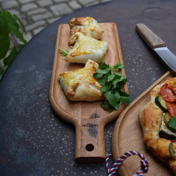 Pelle planche en bois de chêne -fabrication française-idéale pour vos apéritifs, planches de charcuteries, fromages.