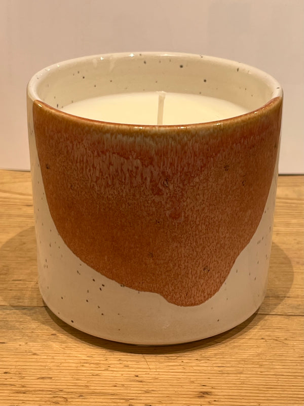 Bougie parfumée aux arômes chaleureux de la cannelle et la fraicheur de l'orange, pot en céramique réutilisable, made in France  