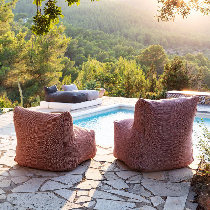 Fauteuil Dotty Terracotta en situation sur terrasse – Roolf Living