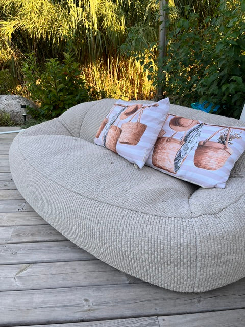 Canapé outdoor beige avec coussins décoratifs sur une terrasse – Decolucce