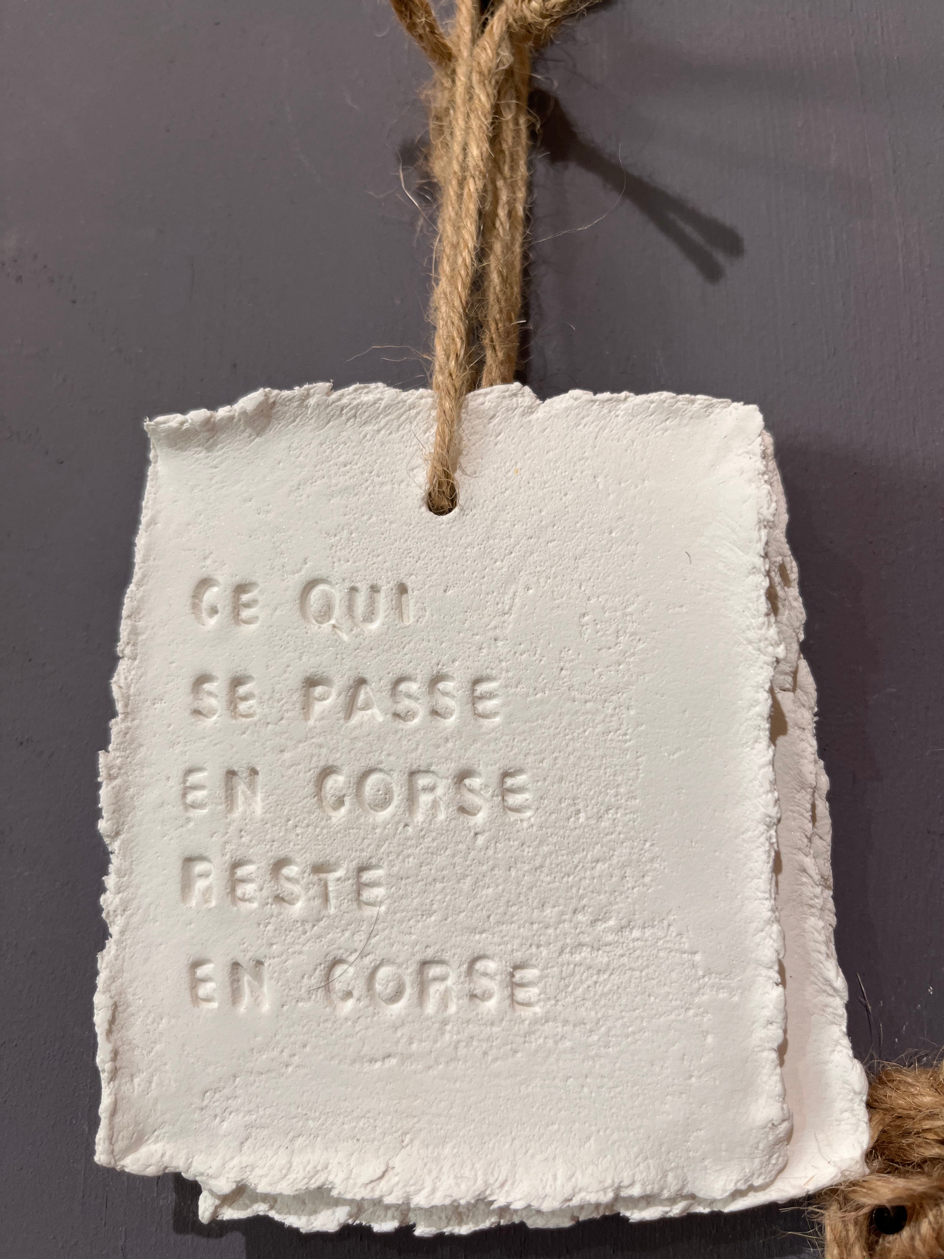 Plaque à message en argile « Ce qui se passe en Corse reste en Corse »