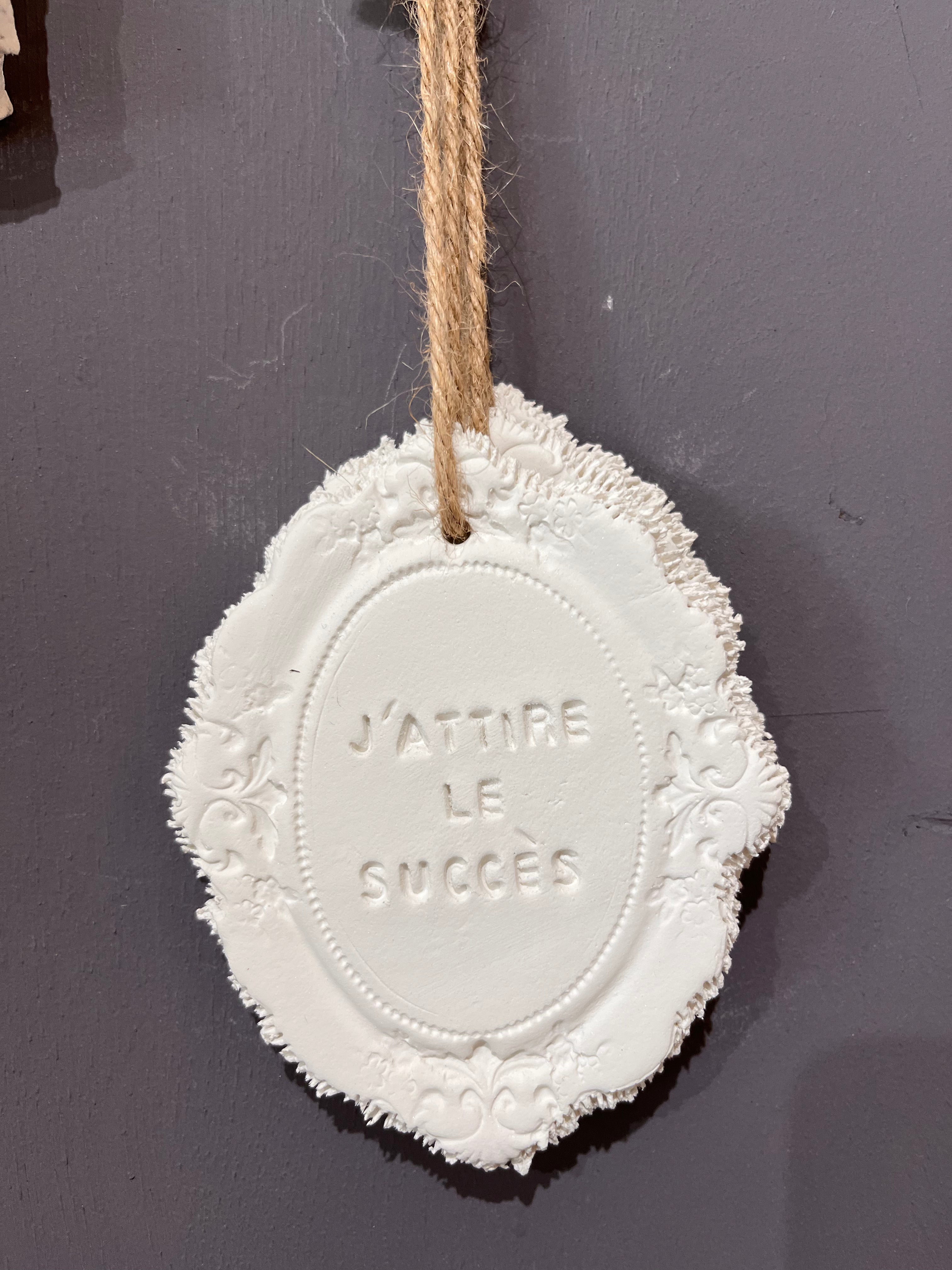 Plaque à message en argile « J’attire le succès »