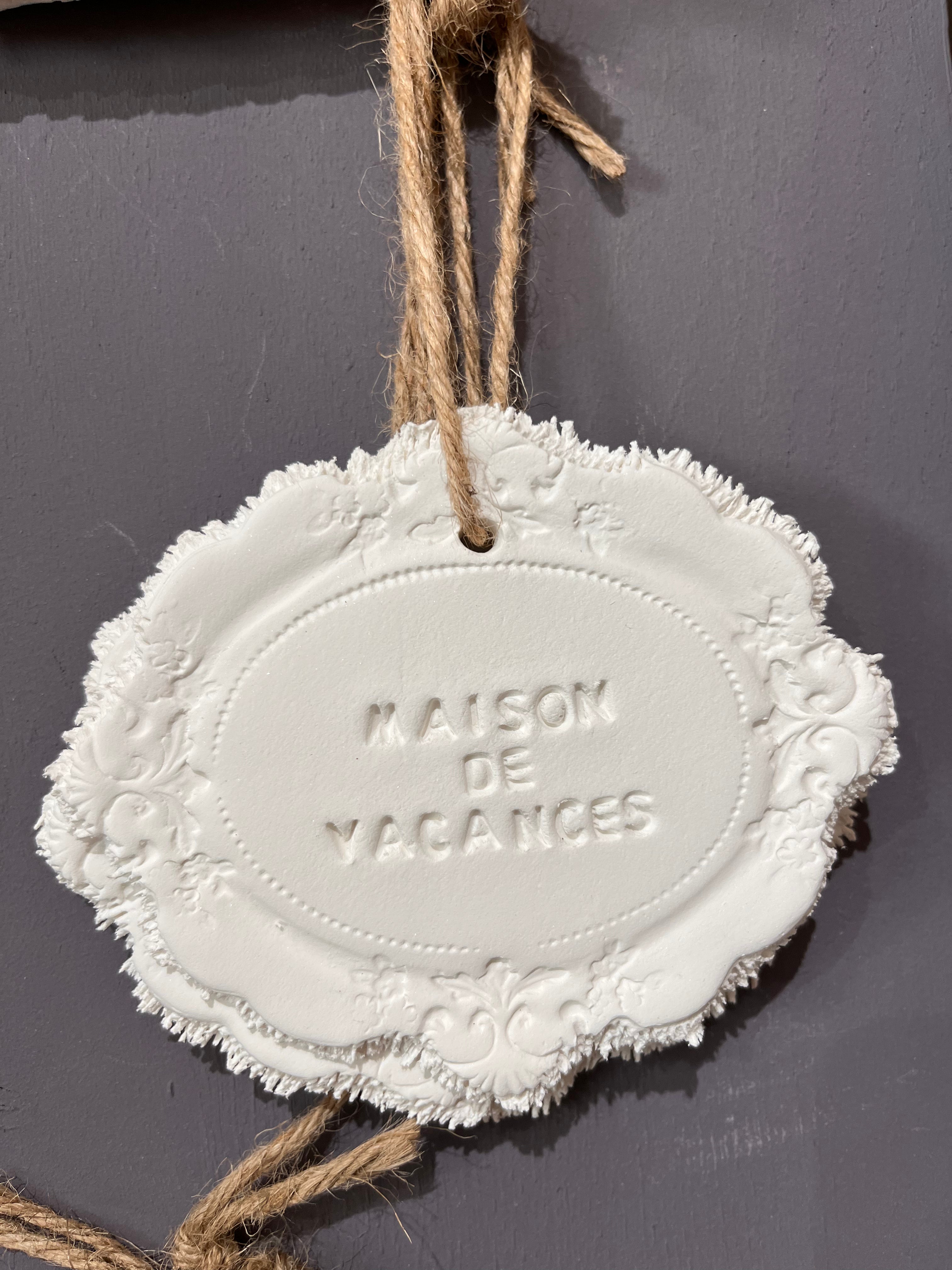 Plaque à message en argile « Maison de vacances » – modèle travaillé