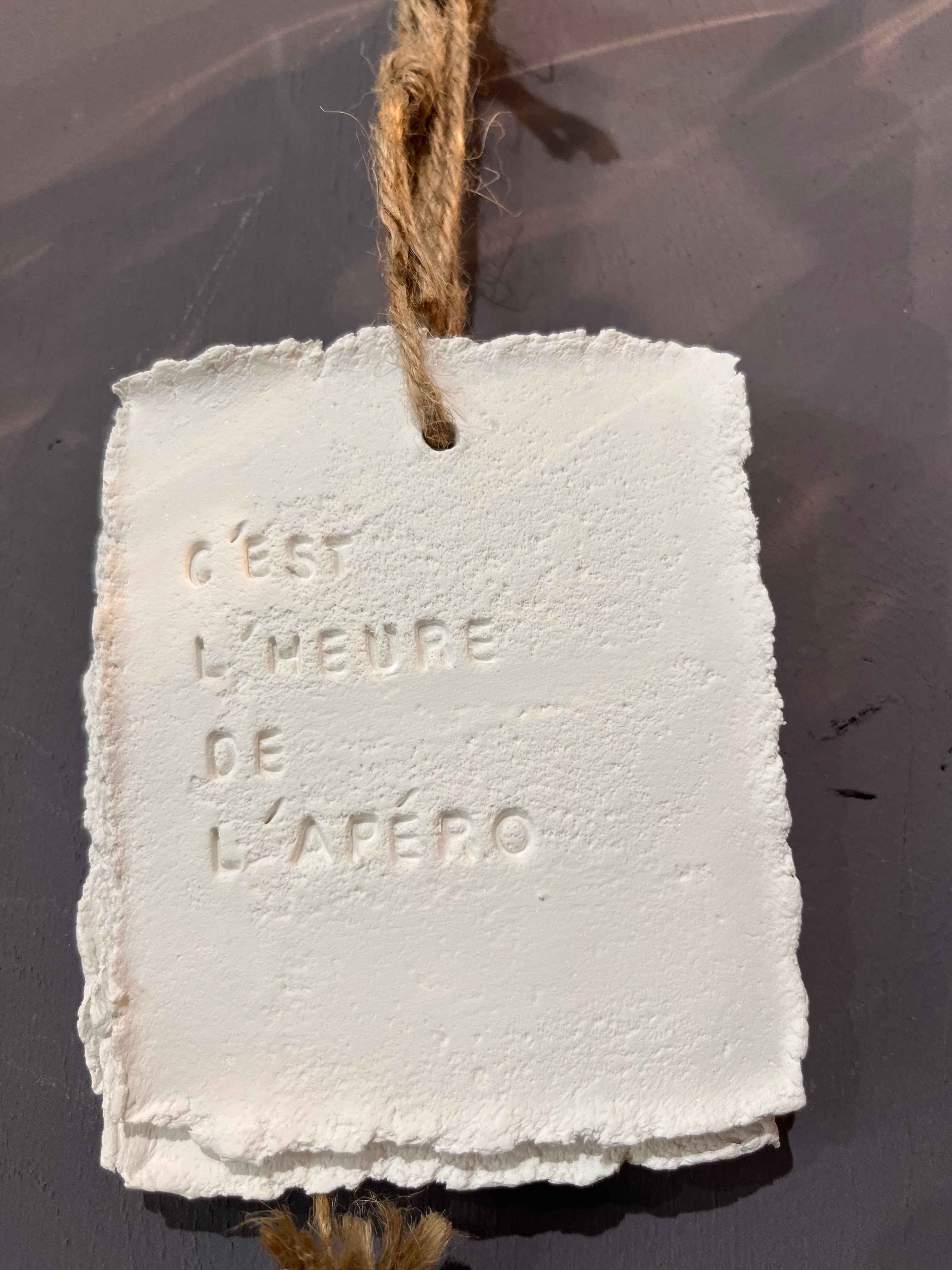 Plaque à message en argile « C’est l’heure de l’apéro »