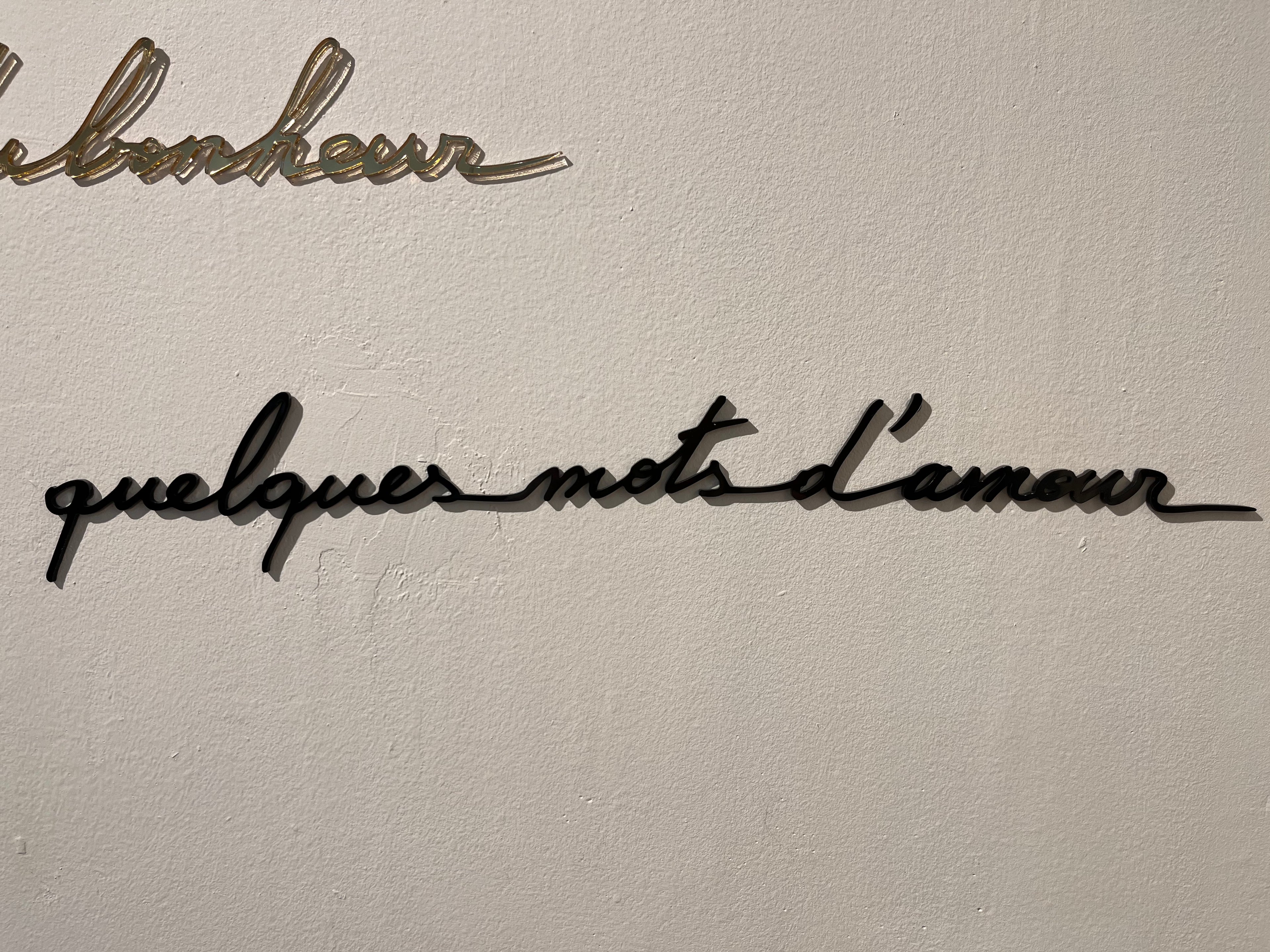 Phrase murale « Quelques mots d'amour » – Atelier Suspendu