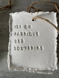 Plaque à message artisanale "Ici on fabrique des souvenirs" - Décoration intérieure | DECOLUCCE