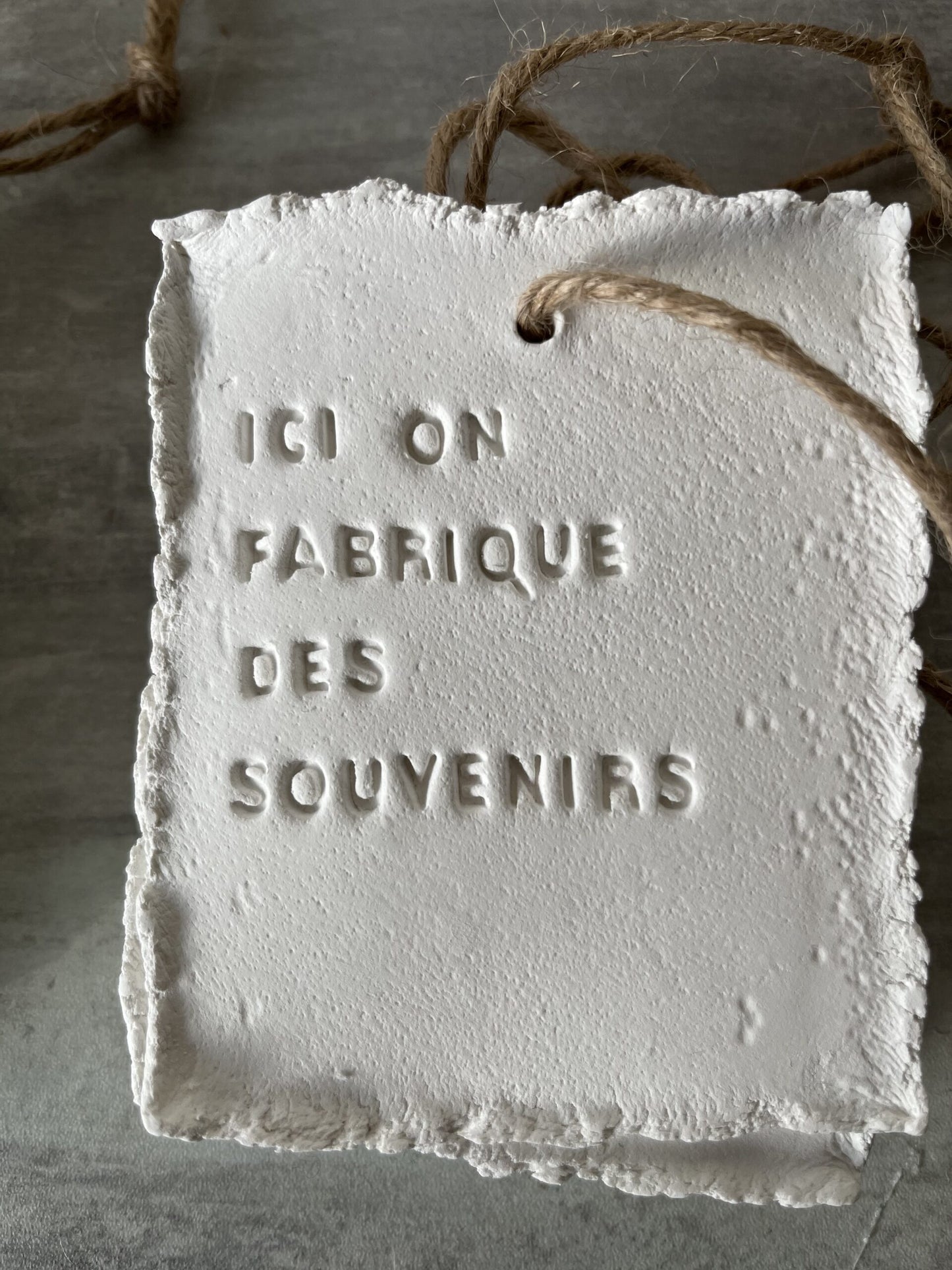 Plaque à message artisanale "Ici on fabrique des souvenirs"