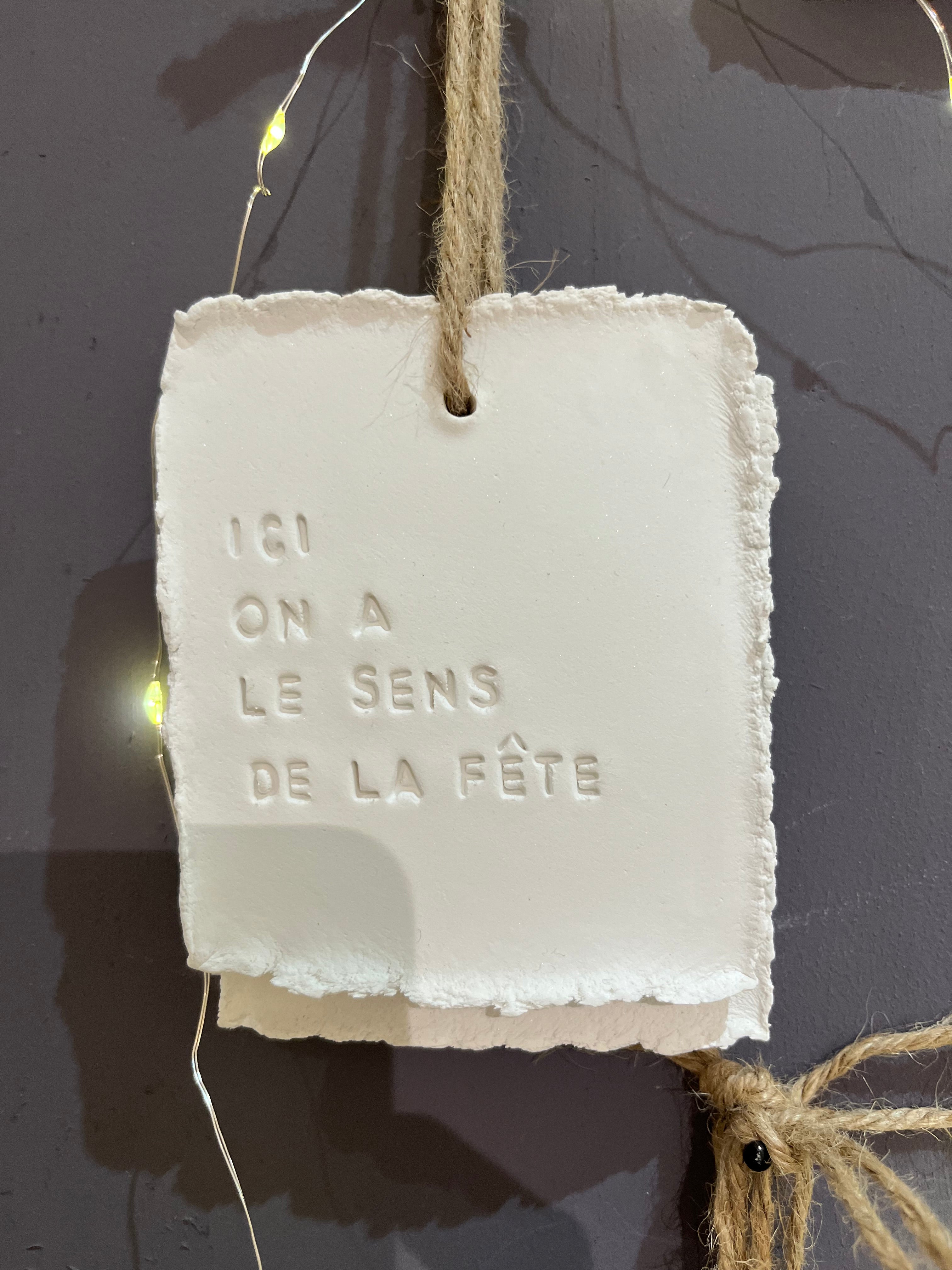 Plaque à message "Ici on a le sens de la fête"