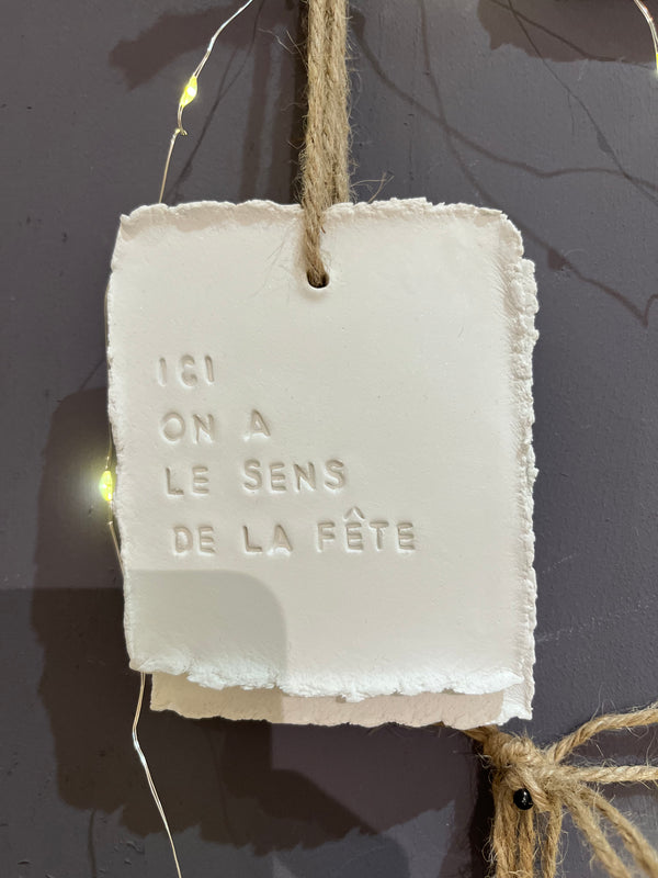 Plaque à message "Ici on a le sens de la fête"