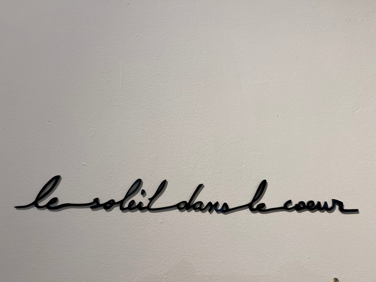 Phrase murale « Le soleil dans le cœur » noire, déco murale sans clou ni trou – Atelier Suspendu