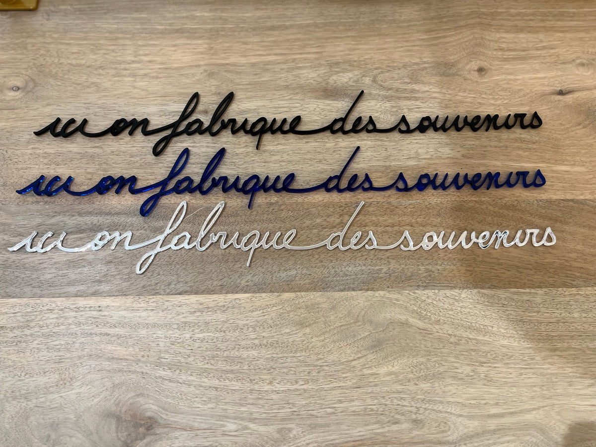 Phrase murale « Ici on fabrique des souvenirs » effet miroir argenté, déco murale en plexiglas – Atelier Suspendu
