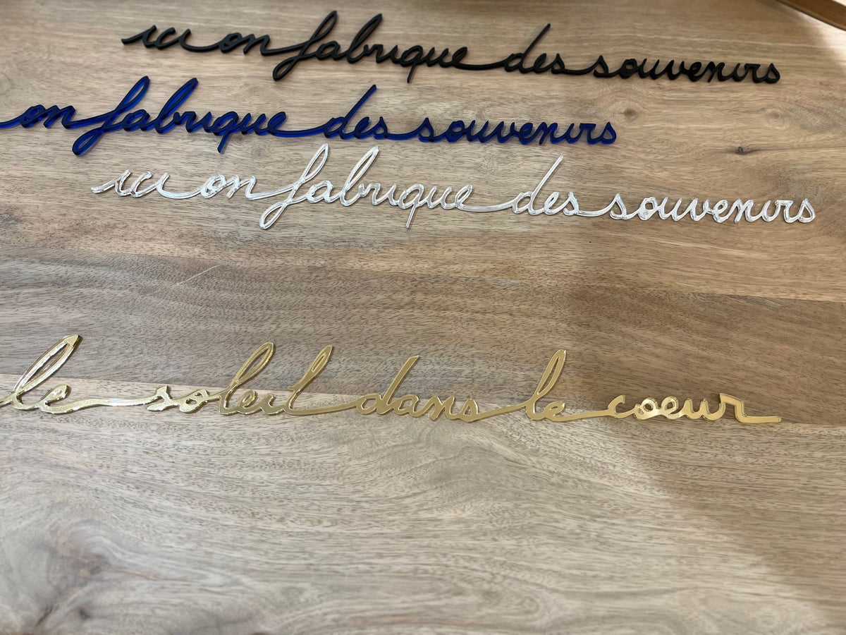 Phrase murale « Le soleil dans le cœur » effet miroir doré en plexiglas recyclé – Atelier Suspendu