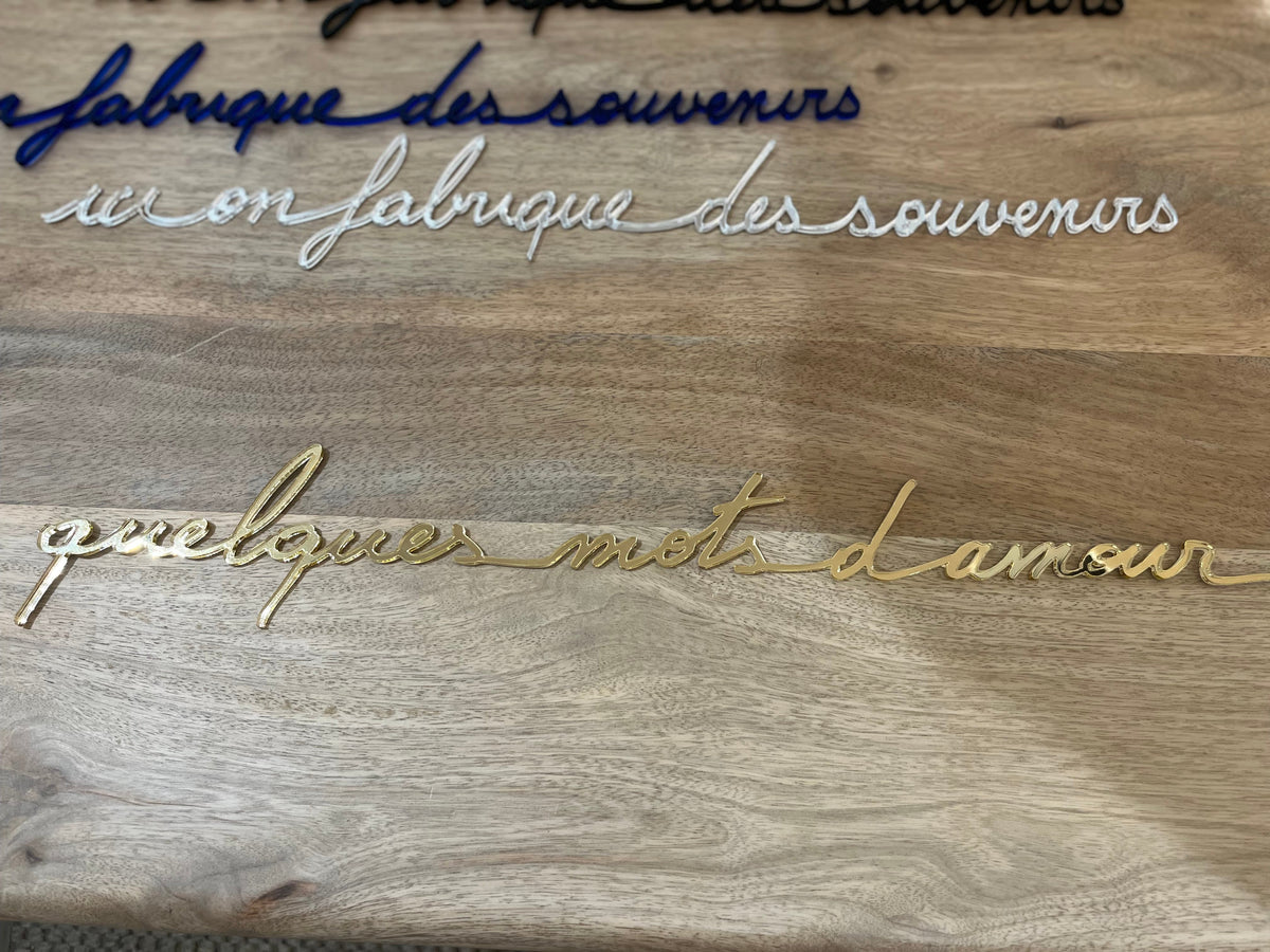 Phrase murale « Quelques mots d'amour » effet miroir doré en plexiglas recyclé – Atelier Suspendu
