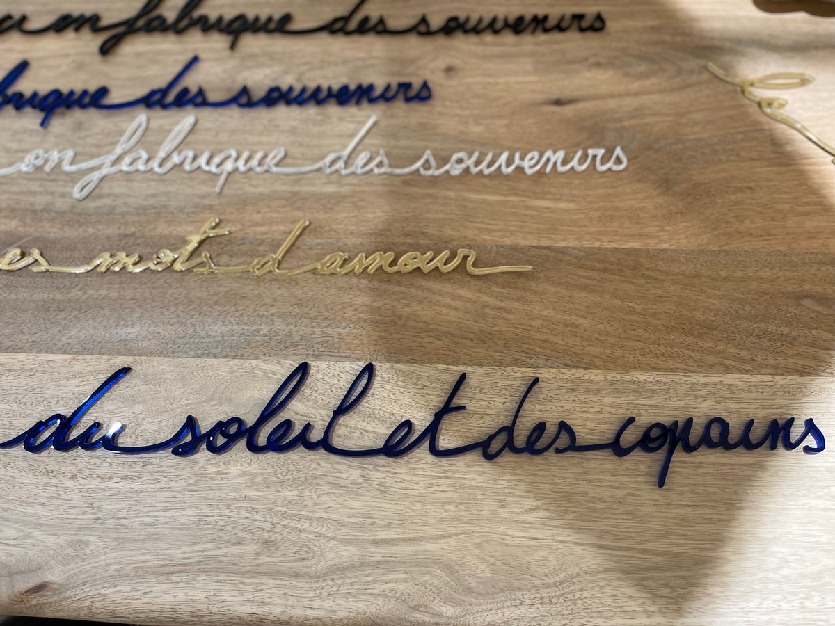 Phrase murale « Du soleil et des copains » bleue, déco murale sans clou ni trou – Atelier Suspendu