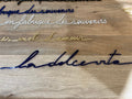 Phrase murale « La dolce vita » bleue en plexiglas recyclé, 50 × 10 cm – Atelier Suspendu