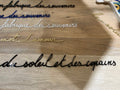 Phrase murale « Du soleil et des copains » noire en plexiglas recyclé – Atelier Suspendu