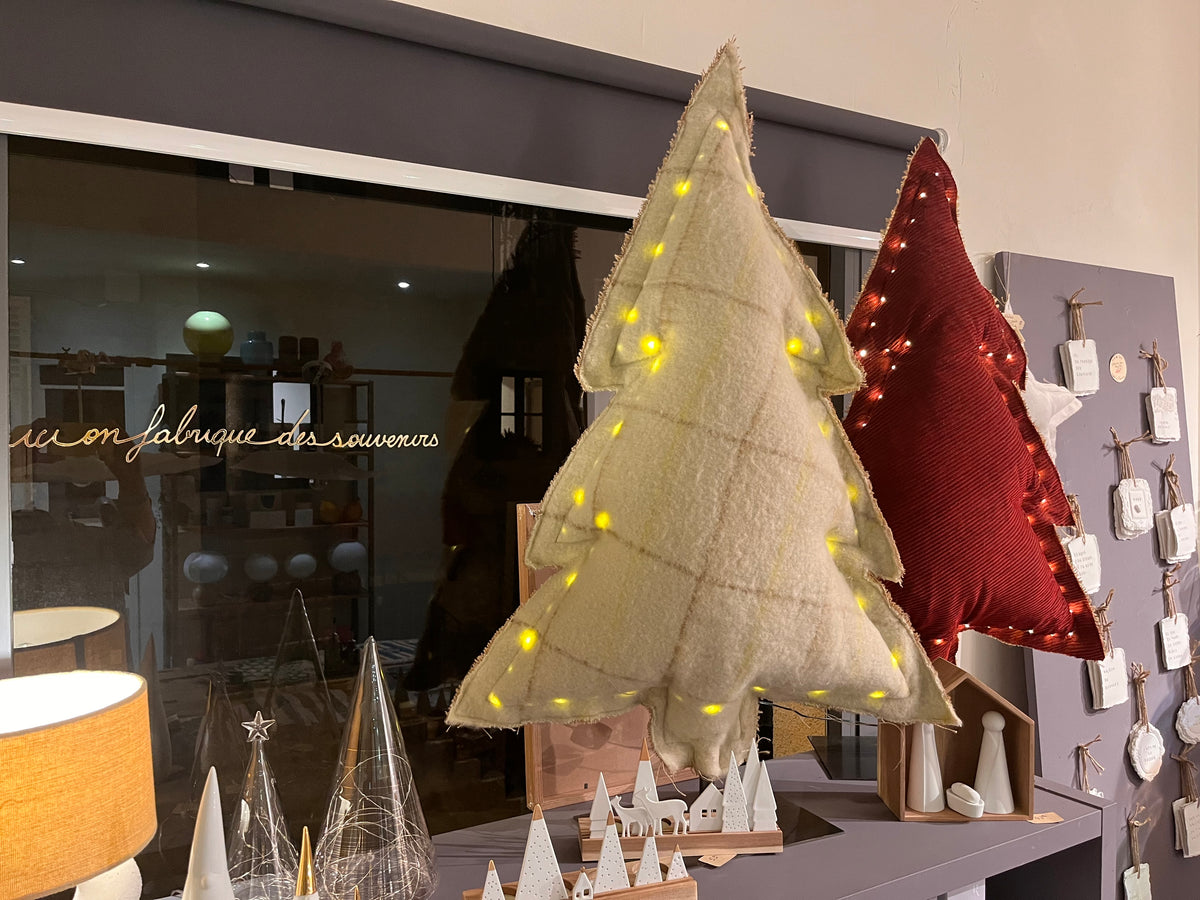Sapin lumineux en velours côtelé rouge – 100 cm