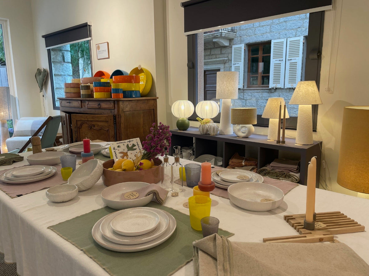 Intérieur de la boutique Decolucce à Porto-Vecchio avec art de la table, luminaires et décoration