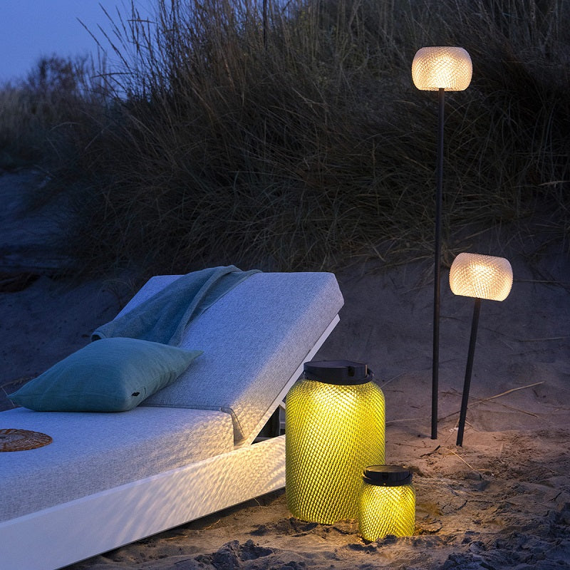 Lanternes et lampadaires solaires Les Jardins éclairant un espace extérieur – Decolucce