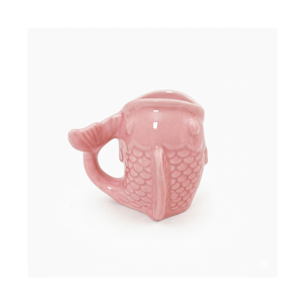 Mug NEMO Rose Bazardeluxe en céramique émaillée avec décor poisson en relief.