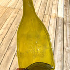 Les planches bouteilles fabriquées  à partir de bouteille de vin recyclé, fabrication Française, idéale pour présenter vos apéritifs, fromages, charcuterie.