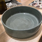 Plat en céramique artisanale gris – Ø 25 cm - Décoration intérieure | DECOLUCCE By Hanna