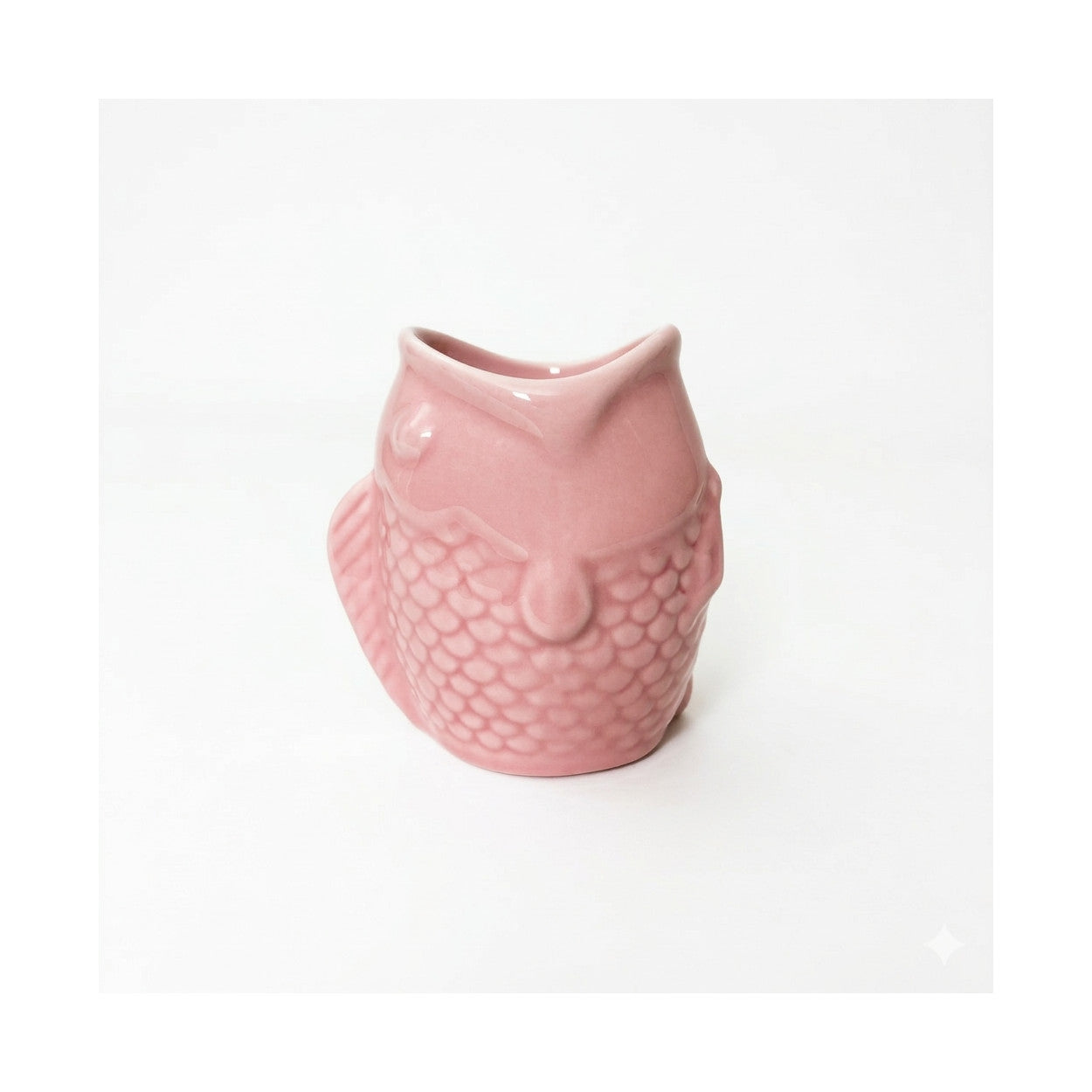 Profil du mug NEMO Rose Bazardeluxe avec écailles sculptées en céramique.