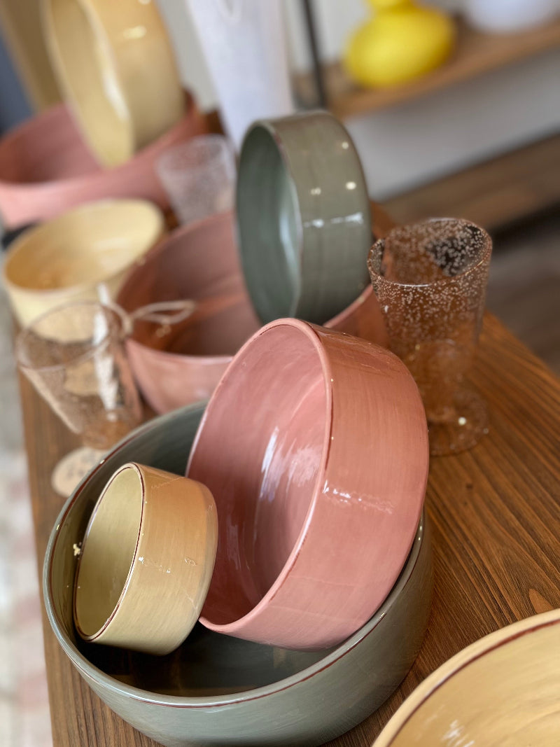 Vaisselle en céramique colorée et verres décoratifs – Decolucce