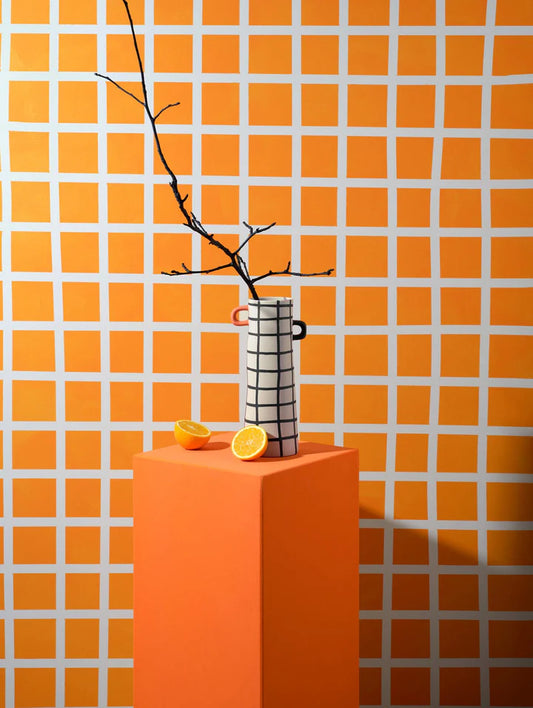 Vase en grès à carreaux bleu et blanc, idéal pour la décoration intérieure.