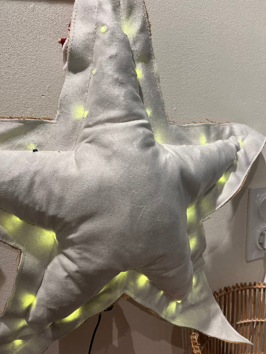 Etoile Lumineuse en velours blanche, fait artisanalement, made in France, décoration chaleureuse pour votre intérieur 