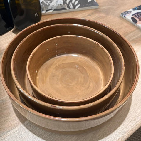 Plat en céramique artisanale taupe – Ø 18 cm