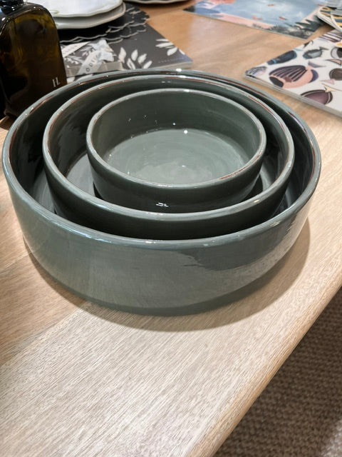 Plat en céramique artisanale gris – Ø 18 cm