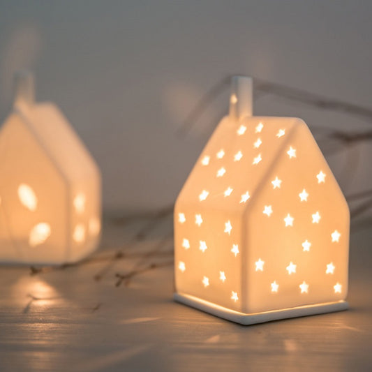 Photophore en porcelaine en forme de maison, décoré d'étoiles lumineuses pour Noël