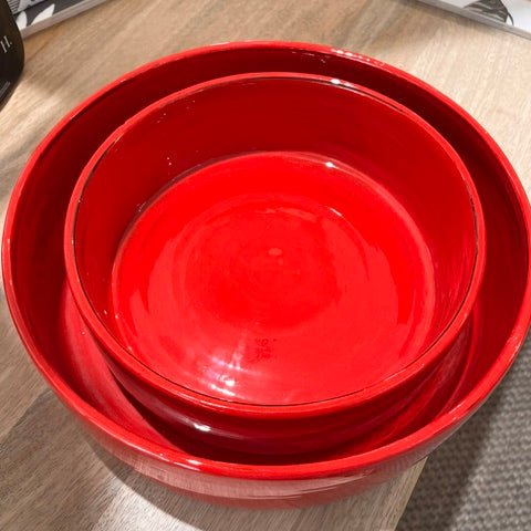 Plat en céramique artisanale rouge – Ø 25 cm - Décoration intérieure | DECOLUCCE By Hanna