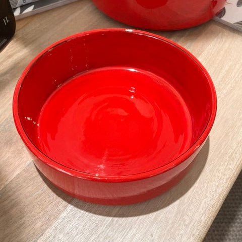 Plat en céramique artisanale rouge – Ø 25 cm - Décoration intérieure | DECOLUCCE By Hanna